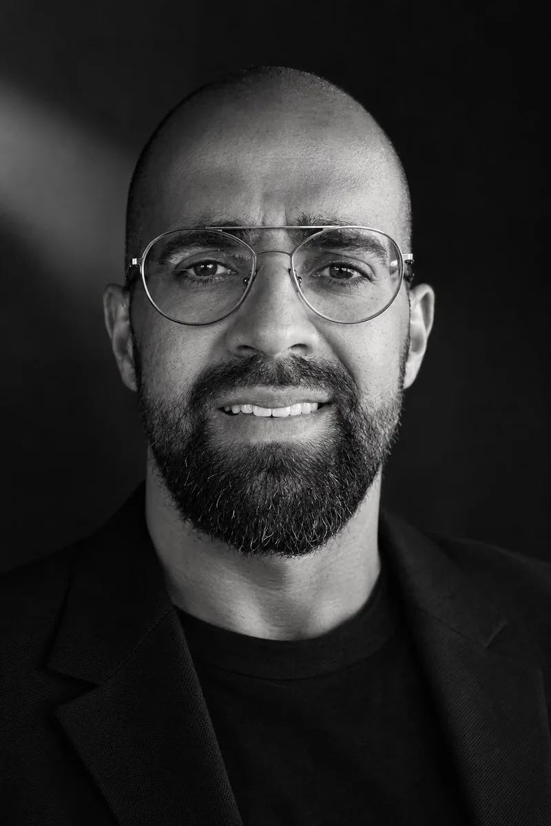 Retrato en blanco y negro de Romén Perdomo